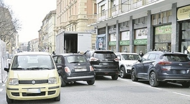 Centro di Ancona, sosta da incubo: «Dateci più parcheggi, i clienti scappano via»