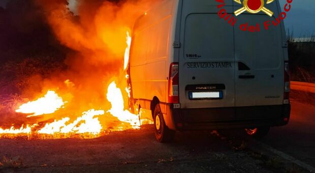 Incendio all'alba sulla Lecce-Brindisi: a fuoco un furgone