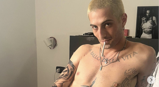 Damiano dei Maneskin hot su Instagram: completamente nudo (con uno spinello). Lazza commenta così