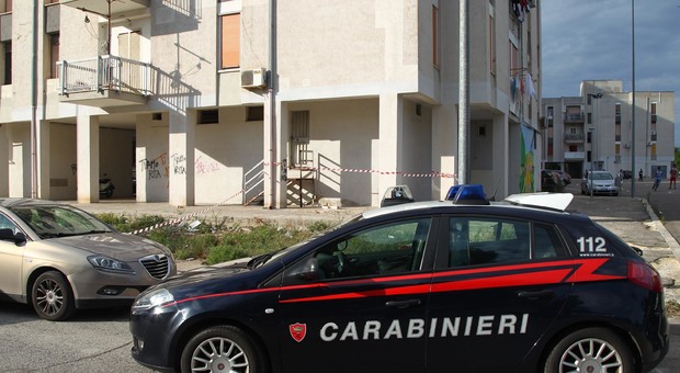 I carabinieri davanti alla palazzina dove si è consumato il dramma