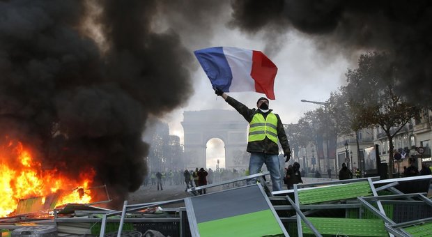 Francia, gli studenti con i gilet gialli: scontri a Marsiglia e a Nizza. L'Eliseo: «Tentano un colpo di Stato»