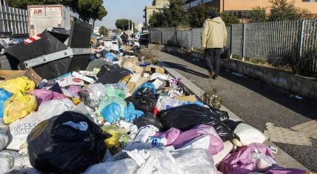 Caso rifiuti a Roma, dossier della Raggi ai pm: ecco le segnalazioni sugli assenteisti Ama