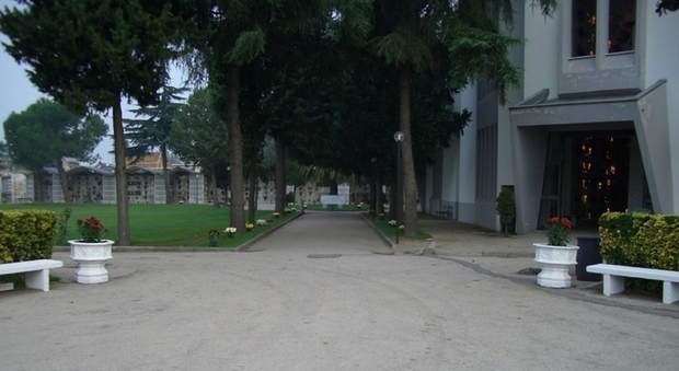 Coronavirus a Caivano, caso positivo tra i dipendenti: chiude il cimitero