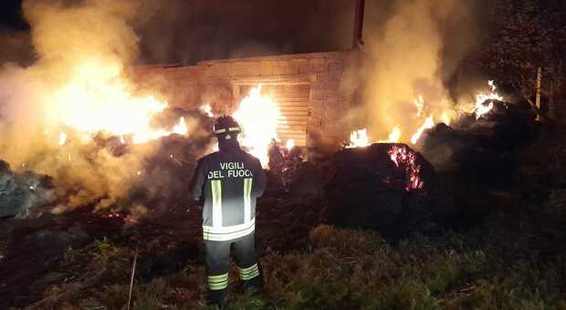 Trenta rotoballe a fuoco: incendio nella notte a Fonte Gagliano