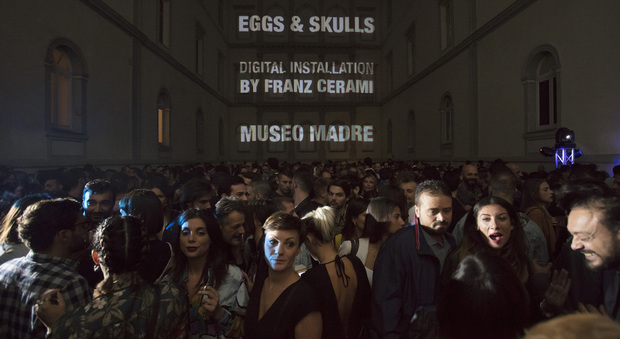 La carica dei 1.500 al Madre per «Eggs & Skulls» di Franz Cerami
