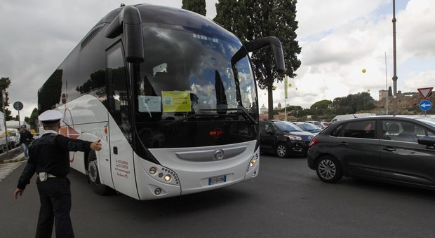 Bus turistico si scontra con un'auto sul Lungotevere, ira dei residenti: «Vanno proibiti in centro»