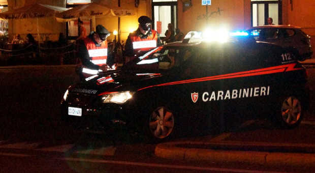 Roma, Montespaccato, prendevano gli ordinativi della droga dalla finestra: arrestati 2 pusher