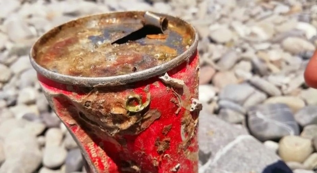 Il mare del Cilento restituisce lattina di Coca Cola abbandonata più di trent'anni fa