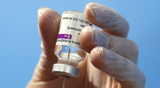 Vaccino, ok a dosi AstraZeneca fino a 65 anni