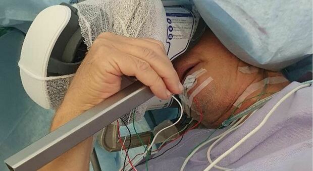 Ancona, 'Intelligenza Artificiale in sala operatoria: così è stato operato (da sveglio) per un tumore al cervello