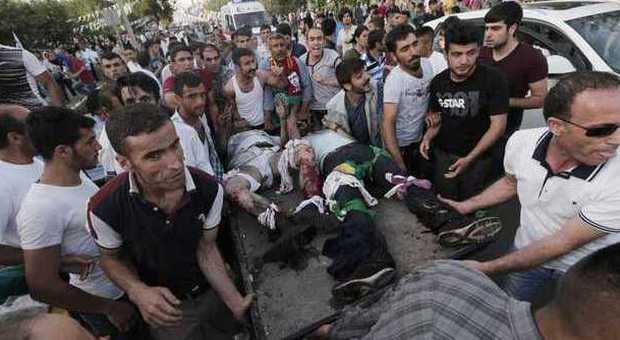 Turchia, esplosioni durante comizio curdo: 4 morti e 350 feriti. Tensione alle stelle prima delle elezioni