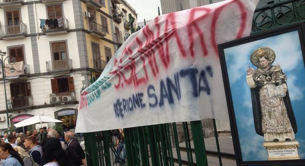 Protesta per l'ospedale San Gennaro: i manifestanti bloccano la strada