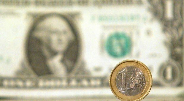 Euro-dollaro a un passo dalla parità: la moneta Ue ai minimi da 20 anni
