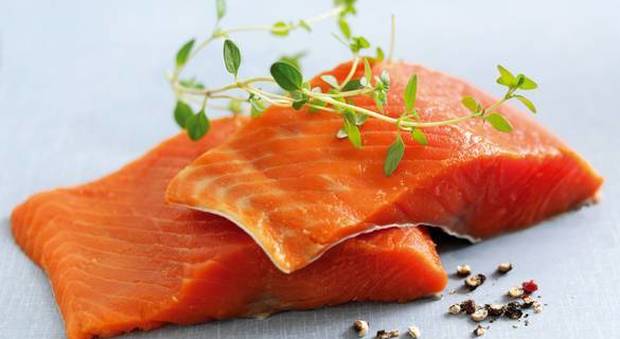 Dieta, mangiare pesce grasso può aiutare a dimagrire: ecco il motivo