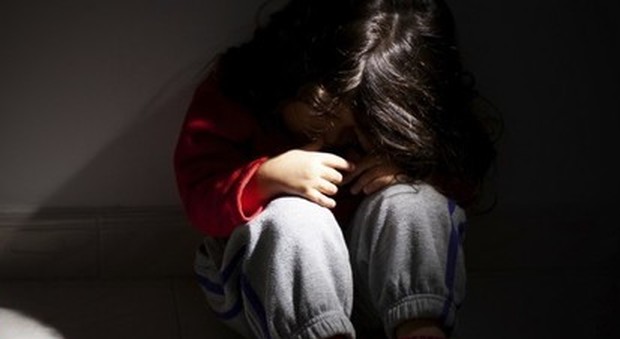 Abusi su bimba di dieci anni, arrestato il domestico cingalese