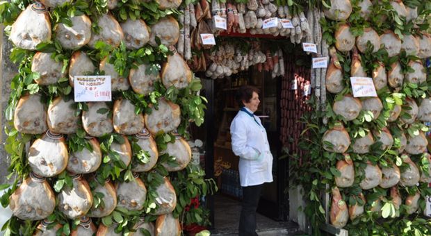 Salumi e carni suine fresche, ogni italiano ne mangia 18 kg l'anno: consumi in calo