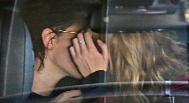 Kristen Stewart hot, l'attrice di Twilight bacia in strada la compagna super modella