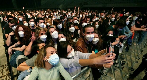 Spagna, al concerto - esperimento zero contagi tra i 5.000 partecipanti (con mascherina ma senza distanza)