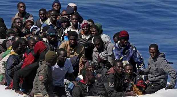 Migranti, soccorse 2.500 persone a bordo ​di 15 barconi al largo della Libia