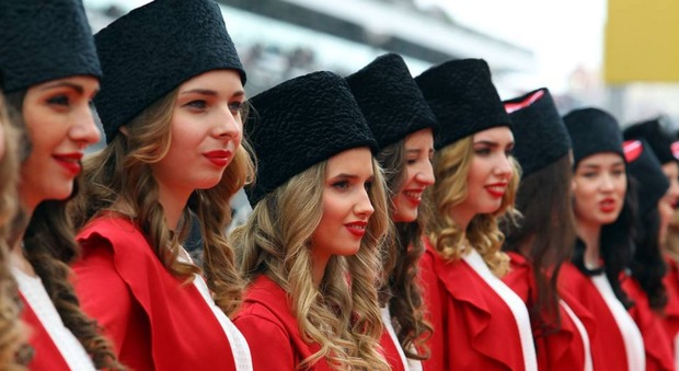 Formula Uno, in Russia spuntano le modelle col colbacco