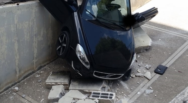 Foligno, sbaglia marcia durante la manovra: auto precipita sulla rampa sfondando un muro