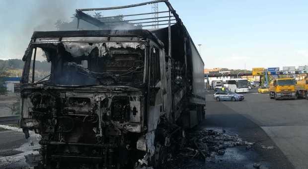 Autosole, camion in fiamme al casello di Orte Traffico rallentato per ore