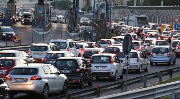 Napoli, incidente sulla tangenziale: due automobili tamponate