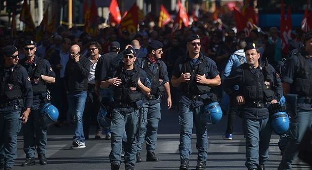 Polziotti durante un corteo a Roma