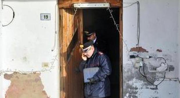 I carabinieri a casa del cinquantenne (foto Sandri)