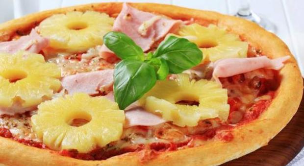"Vieterei la pizza con l'ananas": il presidente islandese fa arrabbiare tutti (tranne gli italiani)