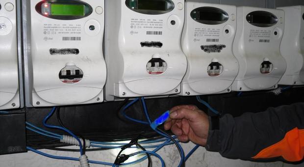 Impianto elettrico di casa allacciato alla rete pubblica, arrestato nel Napoletano