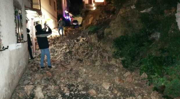 Crolla un muro perimetrale a Coltodino di Fara Sabina, la frana invade via Santa Maria dei Santi