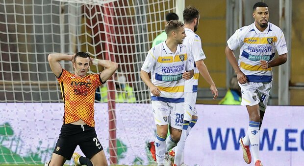 Il Benevento ko in casa, espulso Glik il Frosinone dilaga: finisce 1 a 4