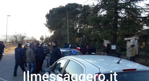 Frosinone, tensione a Roccasecca: immigrati protestano, carabinieri sul posto