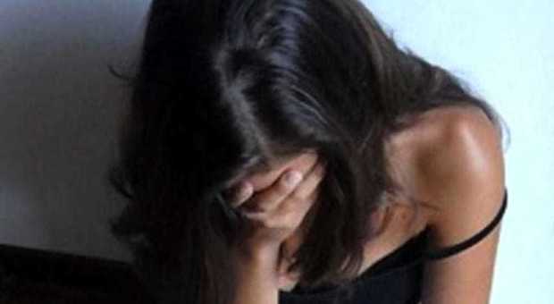 Drogata e violentata a 15 anni: «Venduta dall'amica a due marocchini in cambio di cocaina»