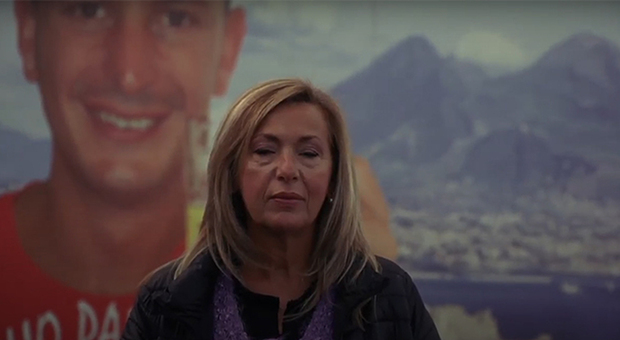 Antonella Leardi davanti al murale dedicato al figlio, Ciro Esposito