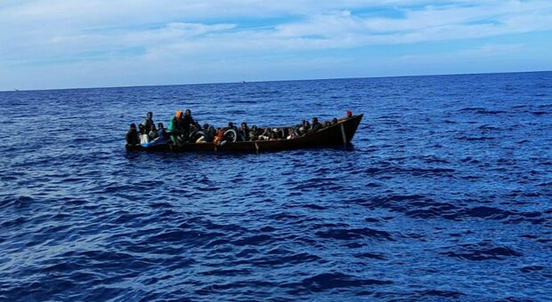 Migranti, naufragio al largo di Lampedusa: dispersa anche una neonata di quattro mesi