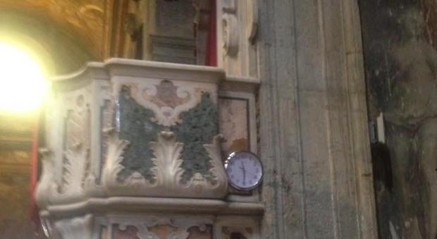 «Un orologio appeso in una chiesa del '500. A cosa pensa il parroco?»