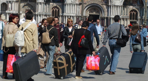 Palle gommose pericolose e vestiti stipati in finte "valigie da turisti"