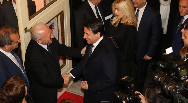 Napoli, il premier Conte a sorpresa al San Carlo per un gala di beneficenza