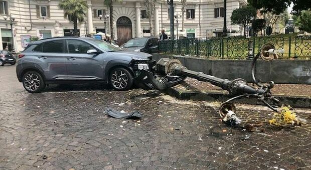 Napoli, spaventoso incidente al Vomero: a piazza Vanvitelli auto finisce nell'aiuola e abbatte lampione