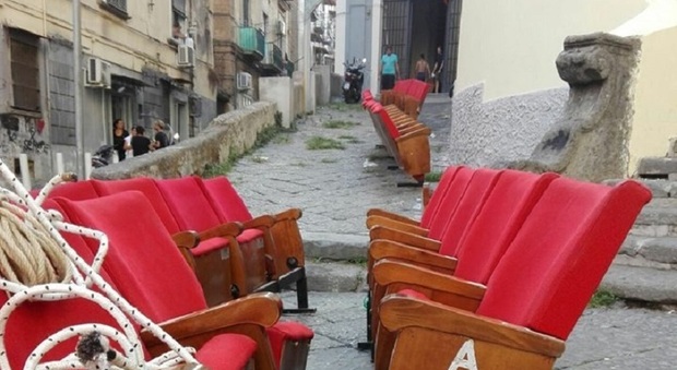 Le sedie smantellate dal Nuovo Teatro Sanità