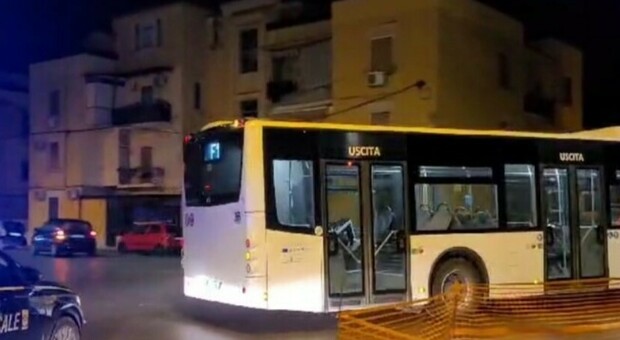 Sassaiola contro un bus a Foggia, paura per i quattro utenti a bordo