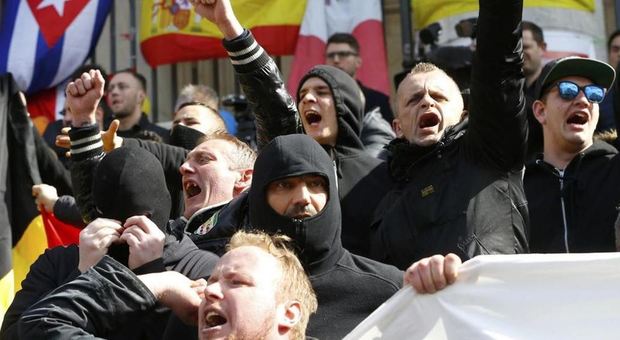 Bruxelles, gruppo di hooligan manifestano in Place de la Bourse: tensioni e scontri con la polizia
