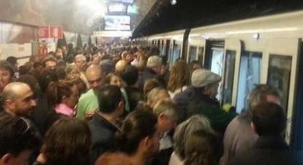 Fumo e paura in metro, chiusa la stazione di Piazza Vittorio. Vigili del fuoco in azione