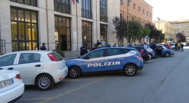 Polizia davanti al comune di Cassino
