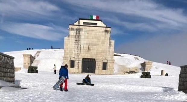 Il sacrario di Cima Grappa imbiancato dalla neve utilizzato da tre raider come pista da snowboard