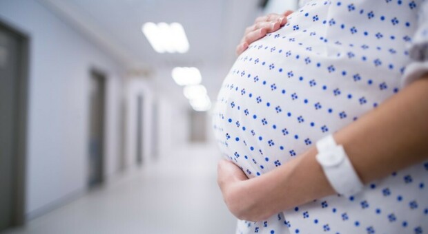 Donna incinta operata da sveglia: aveva una grave infezione ai polmoni. «Madre e feto sono salvi»