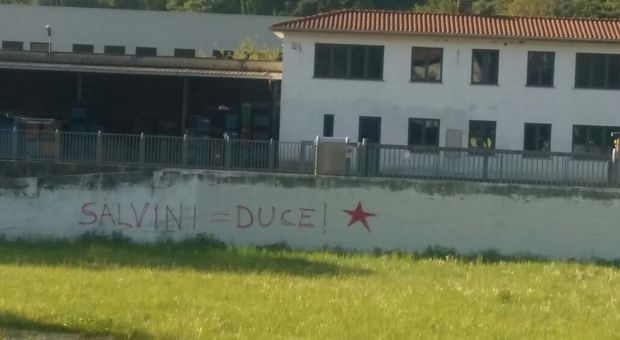 «Salvini-Duce» a Pontida scritta sul muro della discordia: cancellata