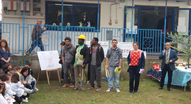 Il giardino "distratto" della scuola rinato con il lavoro dei migranti
